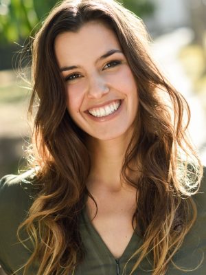 beautiful-woman-smiling-in-a-urban-park-G7YDHJU.jpg